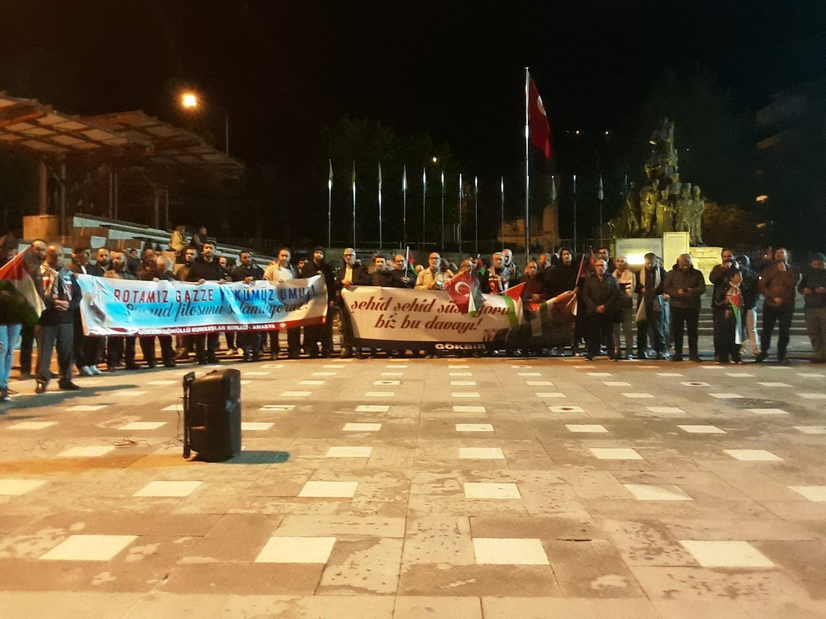IHHAmasya's tweet photo. Amasya Yavuz Selim Meydanında Sumud filosuna destek olmak için toplandık.
#SumudFlotillaSaldırıAltında 
#GlobalSumudFlotilla https://t.co/vxZIMfQNMH