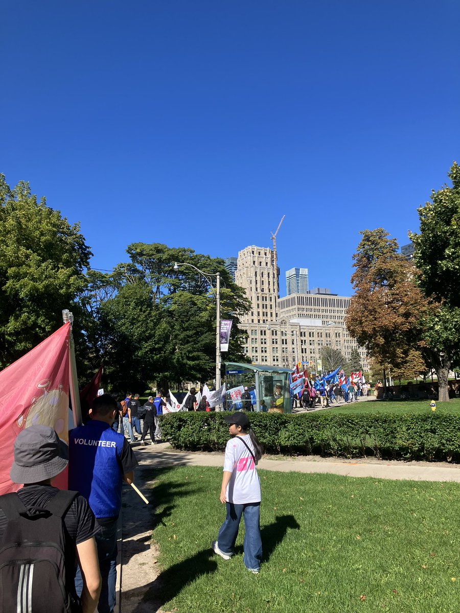 没有国庆，只有国殇。
这个政权既不中华，也无人民，更不是共和国。
2025.10.1多伦多反共游行。