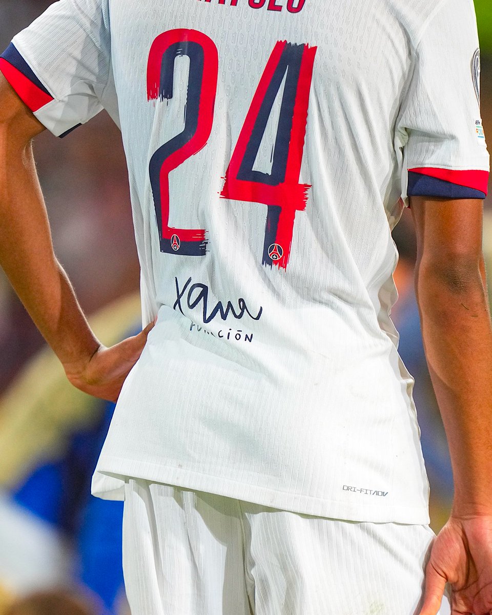 Ligue1's tweet photo. 👏  ❤️💙 https://t.co/GqVvGs879e