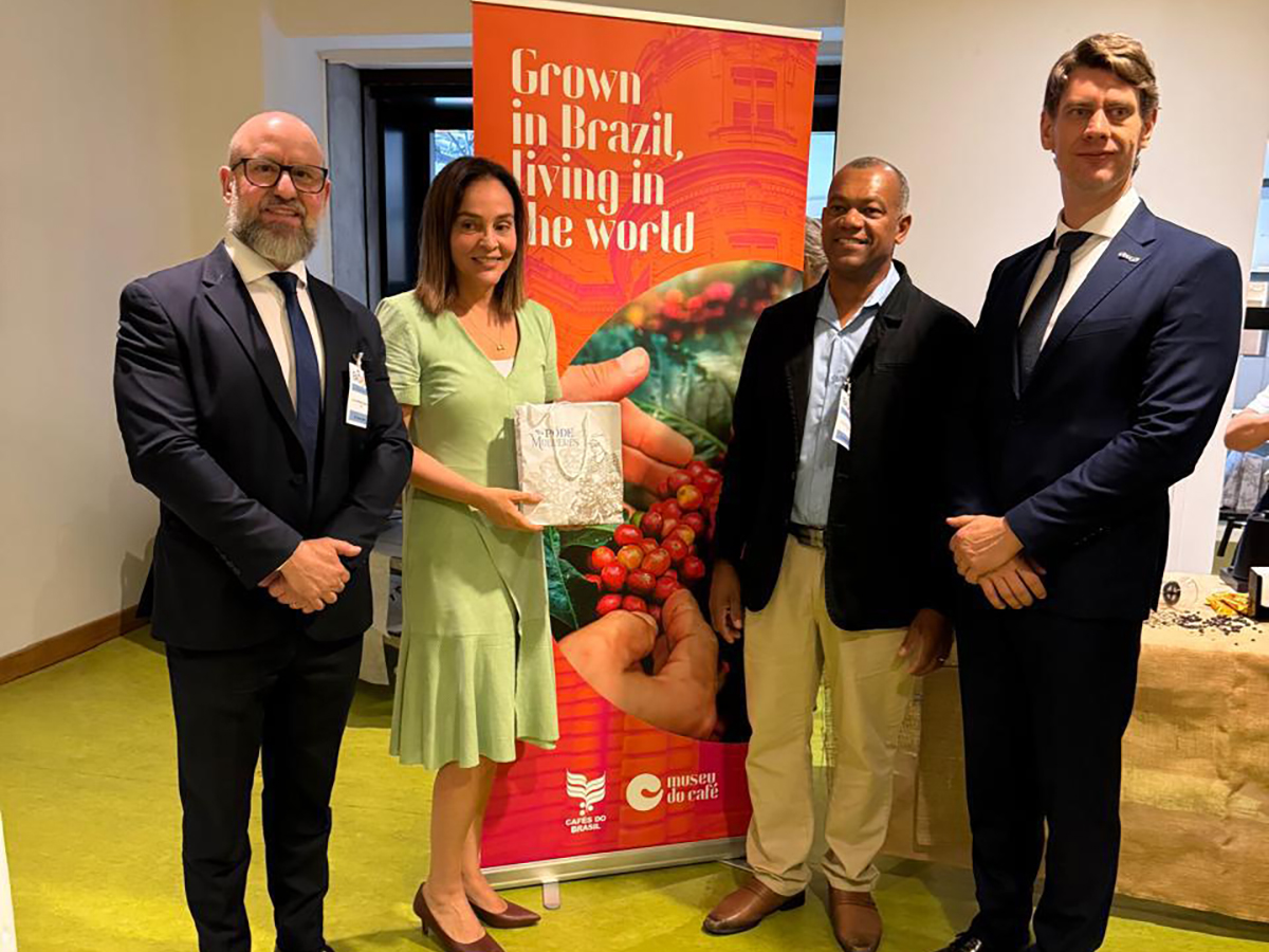 Brasil destaca indicadores sustentáveis da cafeicultura na FAO
— Cecafé evidencia melhor IDH nas regiões cafeeiras, sequestro de carbono, repasse do preço da exportação ao produtor e grandes áreas de preservação ambiental nas propriedades. Saiba mais: cecafe.com.br/publicacoes/no….