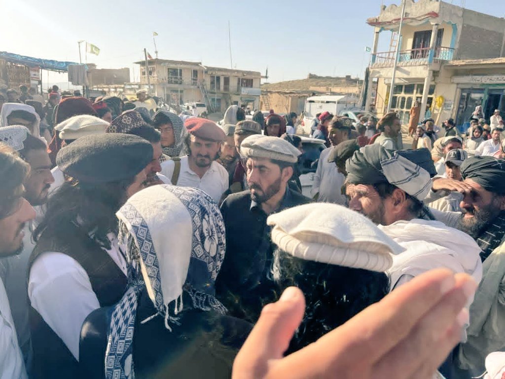 ZubairKhan_PTI's tweet image. &quot;MNA Zubair Khan Wazir visits Tehsil Birmal Angoor Adda | Heard public issues, inspected Government High School, NADRA Center &amp;amp; BHU&quot;
#ZubairKhanWazir #AngoorAdda #Birmal #PublicIssues #CommunityVisit #GovernmentHighSchool #NADRA #BHU #PTI #PakistanUpdates #KPK 
@PTIKPOfficial
