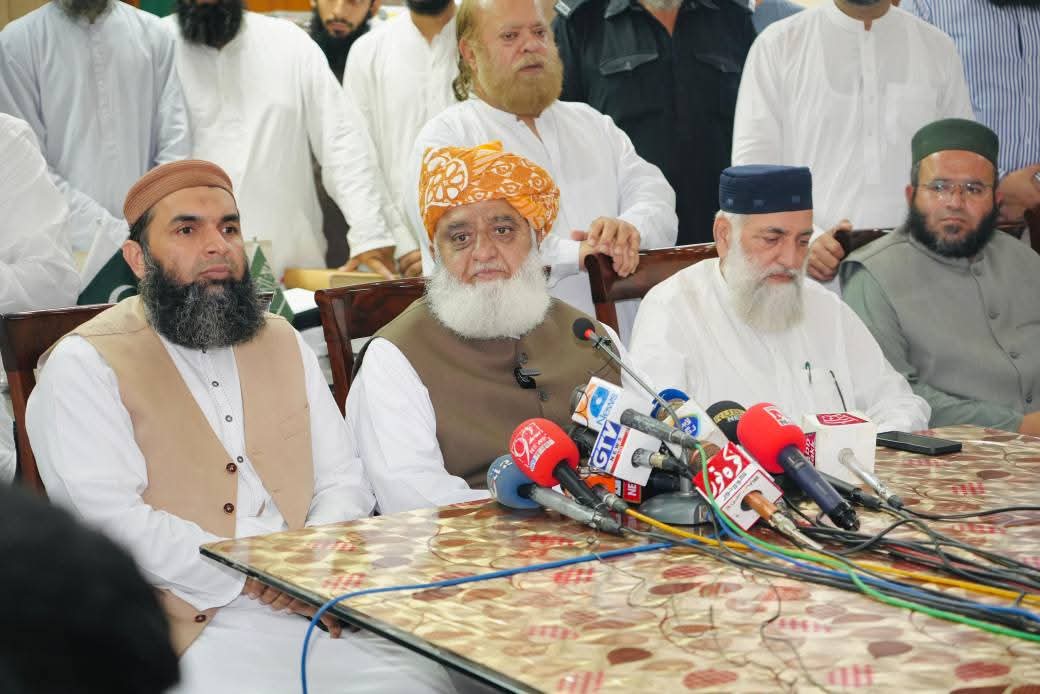 DrAhmad_Mustafa's tweet photo. امریکی صدر کے امن منصوبہ پر پاکستانی وزیر اعظم کو سنبھل کے موقف دینا چاہئے ، تاریخ گواہ ہے کہ امریکہ اور اسرائیل نے کبھی بین الاقومی معاہدات کی پاسداری کی  نہ عالمی قوانین کا احترام کیا.
قائد محترم مولانا فضل الرحمٰن صاحب 
#NoToTrumpPlan https://t.co/bC16Xw0WES