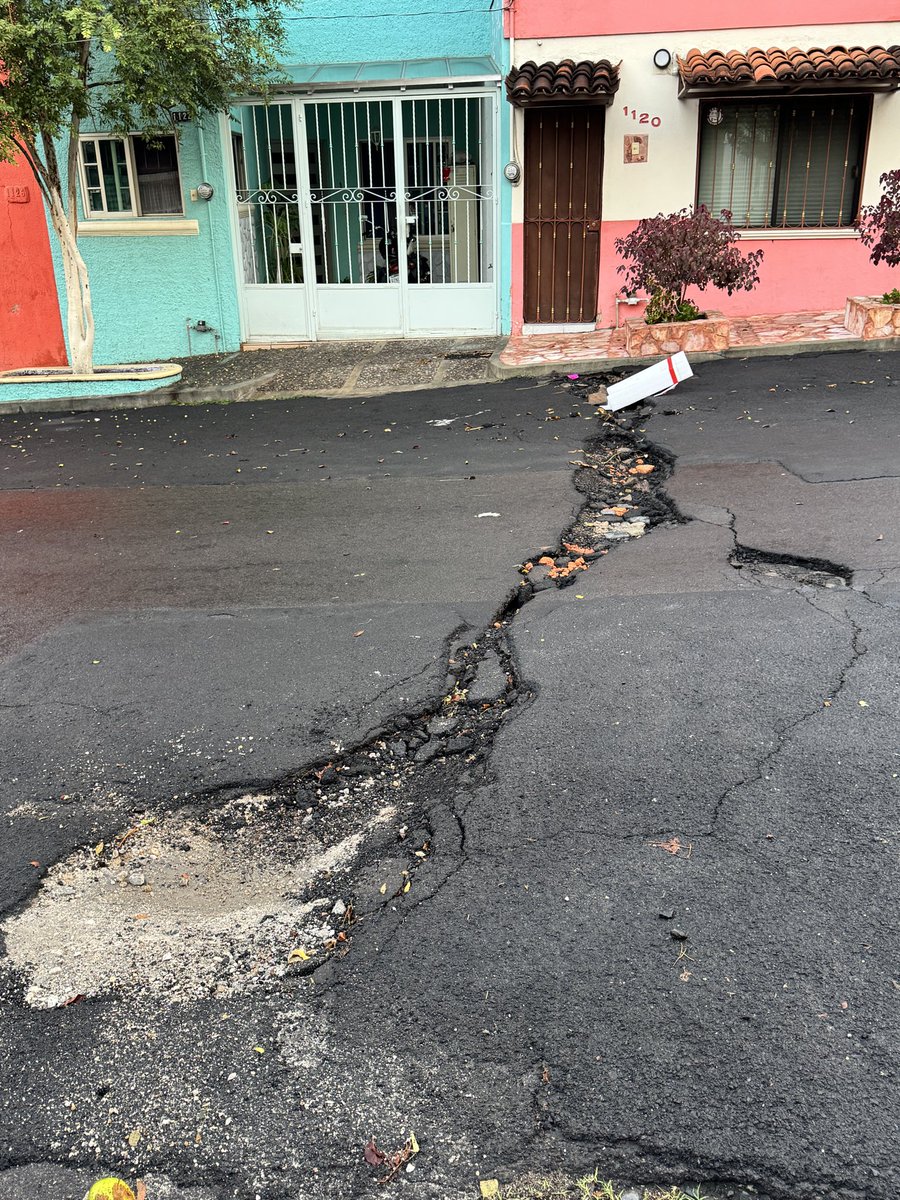 carabes's tweet photo. @GuadalajaraGob Ojalá puedan ayudarnos a tapar esta zanja ubicada en Pico de Orizaba entre Av. Maestros y Fray Juan de San Miguel, Col. Alcalde Barranquitas. Crece día a día. https://t.co/hCA6eY5caQ
