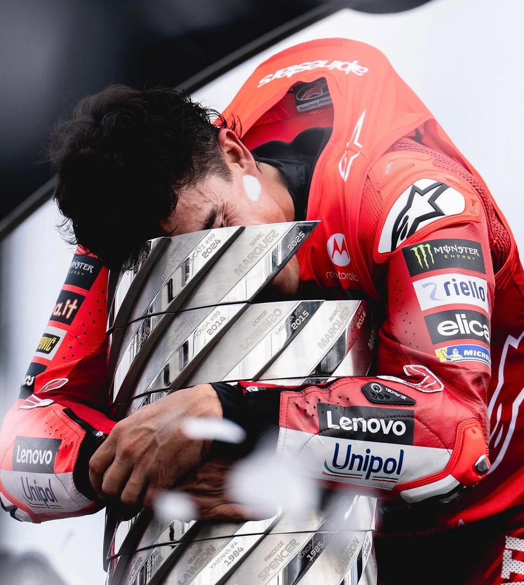 sunflowrdjh's tweet photo. marc márquez is 32, more talented, and just became a world champion https://t.co/SHZM81Pc8j