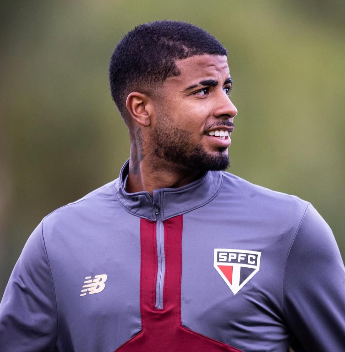 jornaltri's tweet photo. 🚨 O São Paulo acertou a contratação do meia Matheus Ferreira (18), do Vasco.

O Tricolor fechou o negócio em definitivo pelo atleta que já estava emprestado ao clube por R$ 1,5 milhão.

— @BlogdoSaoPaulo https://t.co/3VvvZKLXqB
