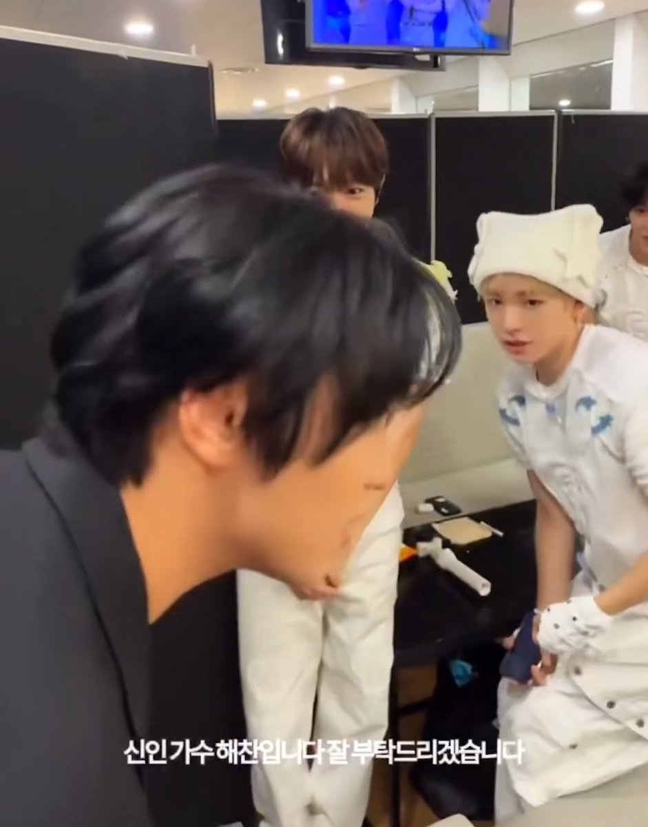 ushipang's tweet photo. is he scared of haechan? https://t.co/wNT9Fj0urH