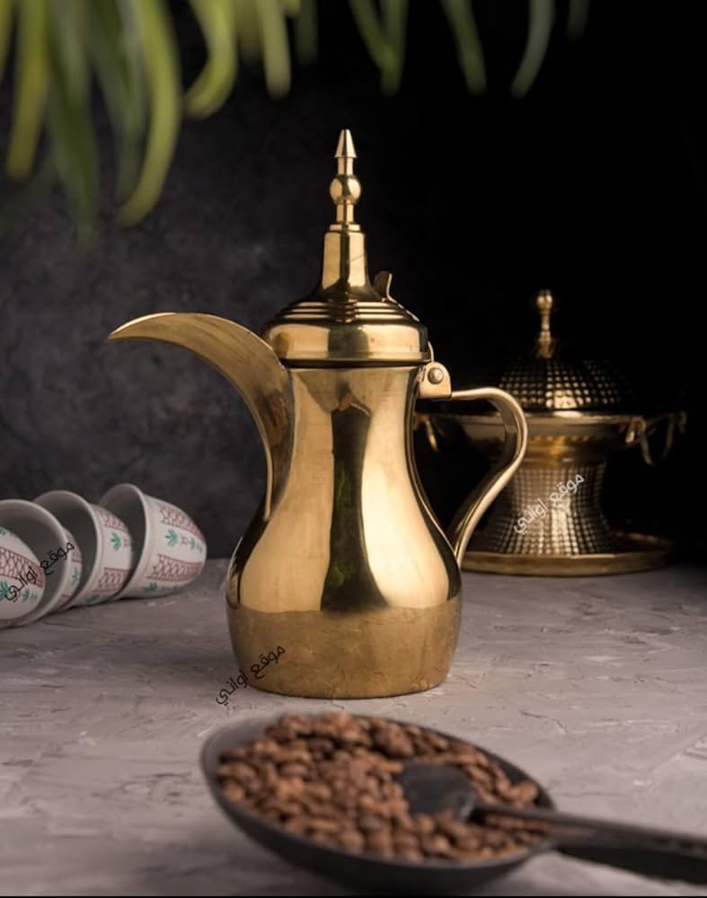 #اليوم_العالمي_للقهوة
...
حفلةُ الكيفِ هنا غنتْ بها
دلةٌ تغري هوى أحبابها

حولها البن انتشى بالهيلِ في
حلةٍ تُهدى إلى طلابها

مرة لكنها من مرِّها
فاقتْ الوصف لدى أصحابها

#فرح_الزهراني 
#نمير_البيان