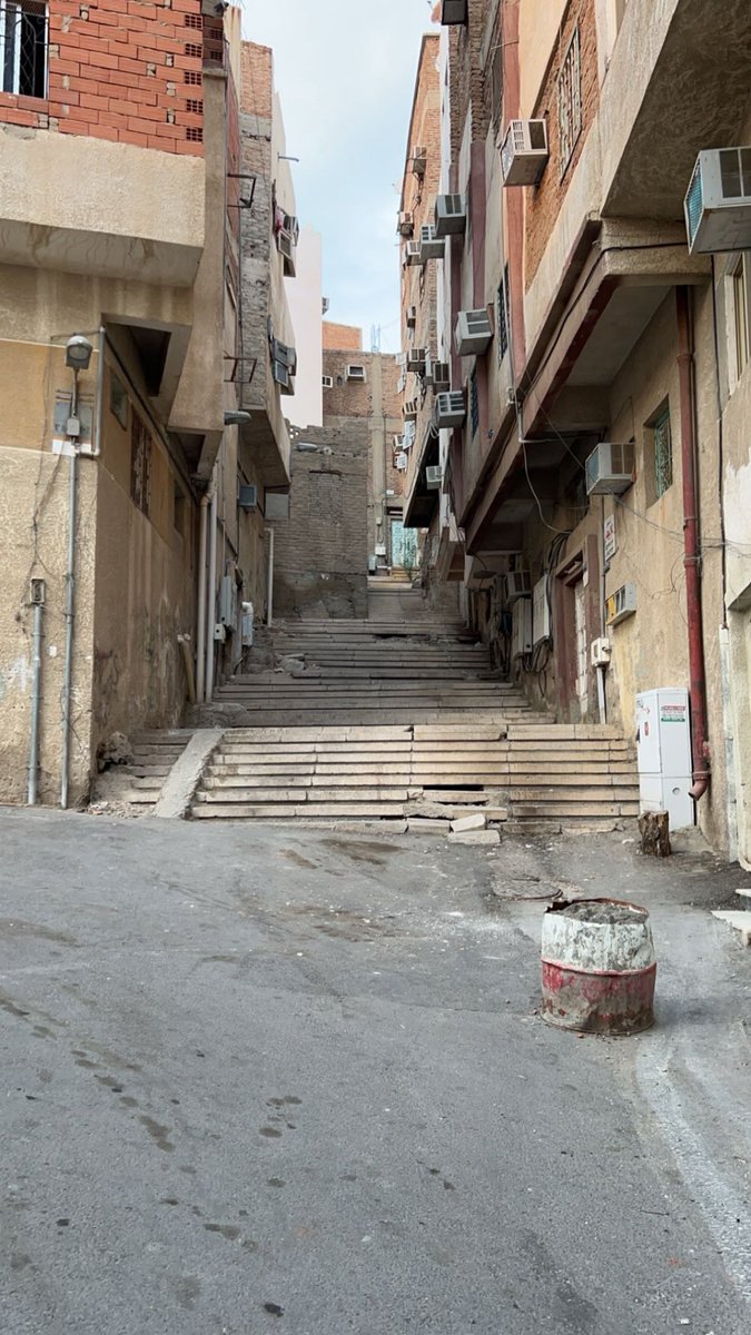 #فيض_الوادي

هنا في زقاق حارتنا
كانت طفولتنا
وعشنا براءتنا
كنا بزورة صغار
ما حسبنا وقتنا بيعدي
ويبقى لنا التذكار

أتذكر لعبة الـ "شرعت"
و "استغمايتنا" كانت ورا جدار
ولعبة "الزُقطة" و "القُب"
و"البراجون" و "السبع حجار"
والكورة إلين حزة المغرب
وعبارة نرددها بتكرار :
"قووول المغرب