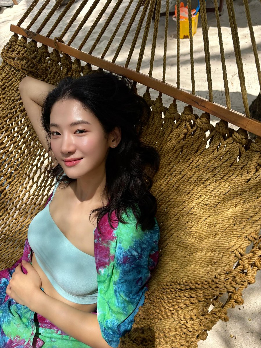dyihyun's tweet photo. The hammock swayed by the beach as the sun kissed my skin, (☀️) and for a moment work didn’t feel like work at all. Time felt slower, softer—like the world had pressed pause just for me. Life knows how to gift me 𝘢 𝘭𝘪𝘵𝘵𝘭𝘦 𝘱𝘢𝘳𝘢𝘥𝘪𝘴𝘦! https://t.co/hs6poSJLMP