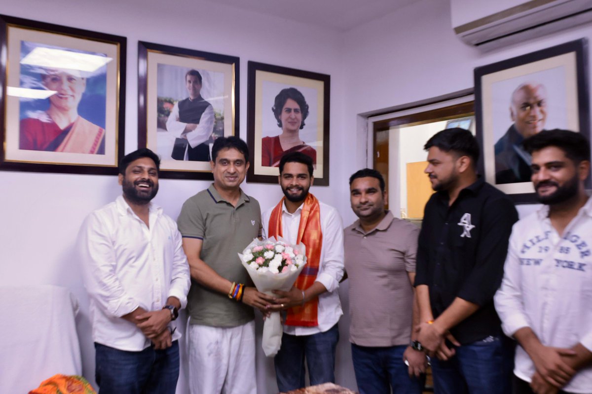 IYC's tweet photo. DUSU चुनाव में उपाध्यक्ष पद पर जीत हासिल करने के बाद @rahuljhanslaa ने आज युवा कांग्रेस मुख्यालय में IYC अध्यक्ष @UdayBhanuIYC जी से मुलाकात की।

इस अवसर पर श्री उदय भानु चिब जी ने उन्हें सफल कार्यकाल के लिए शुभकामनाएँ दीं। https://t.co/WPpxffgXn6