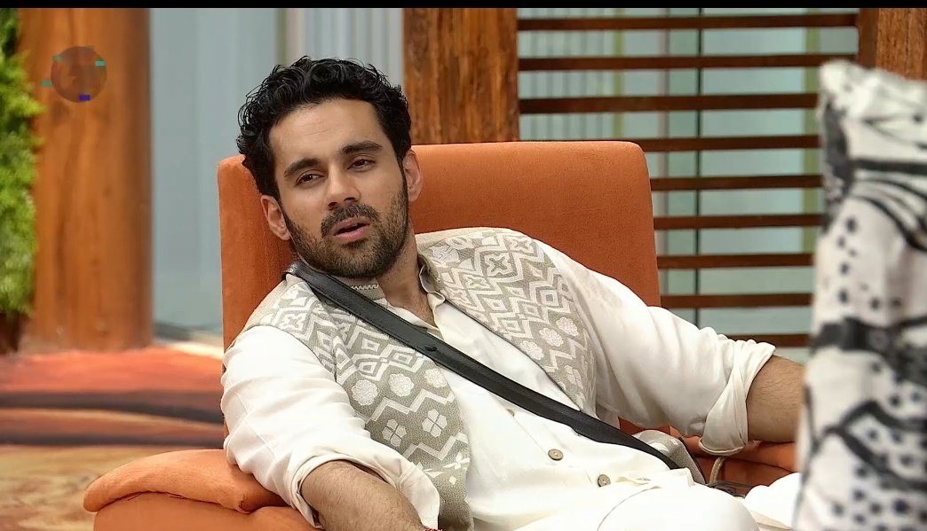 WeTheThinkers's tweet photo. Farrahana - Mai aaungi tab jayenge ration lene. 

Abhishek - Kyun? Mai to jaunga😂😂

Ghanti bajte hi Pahuch gaya.

Abhishek - Ration, nutrela, brinjal😝😝 he knows how these ppl get footage👏🏻

|| UNFILTERED ABHISHEK BAJAJ ||
#AbhishekBajaj #BiggBoss19 https://t.co/x1BBzN7wOU
