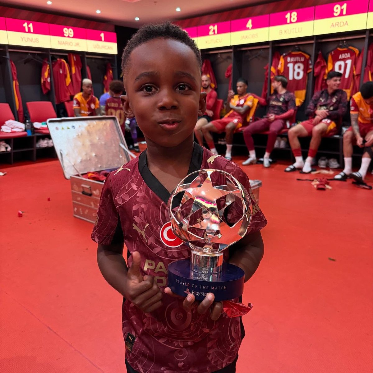 Osimhen'in ödülüyle bu kez Salvador poz verdi. 😅