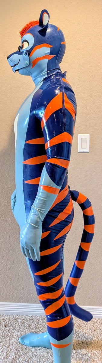 TavvyTiggy's tweet photo. Thank you @forfunbangkok for the hood which now completes the entire suit :D https://t.co/nOrjkMwhBa