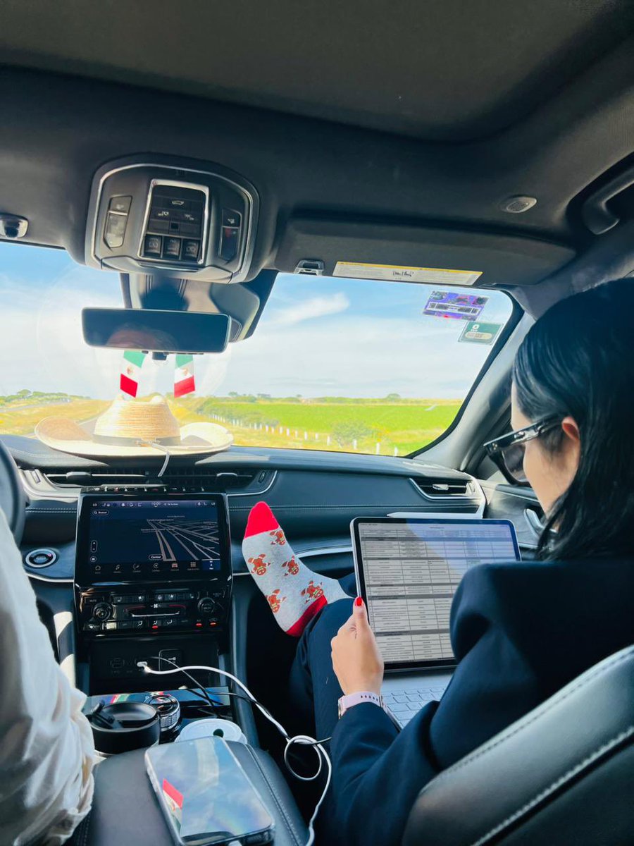BetzabeMtzA's tweet photo. Nos tocó trabajar en camioneta mientras nos dirigimos a la Primera Sesión Ordinaria del Consejo Estatal de Seguridad Pública 2025. 

Ya casi es navidad 🎄
¡Feliz miércoles!💖

#ElCorazónDeLaTransformación https://t.co/WWYXz4WrC9