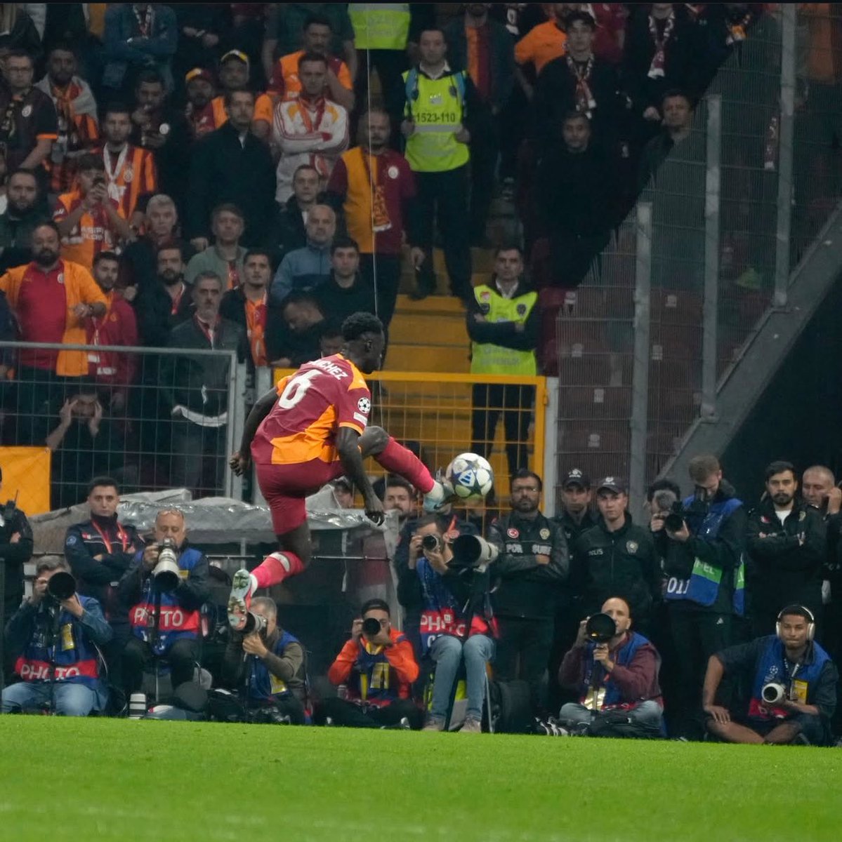 DAVINSON tweet media