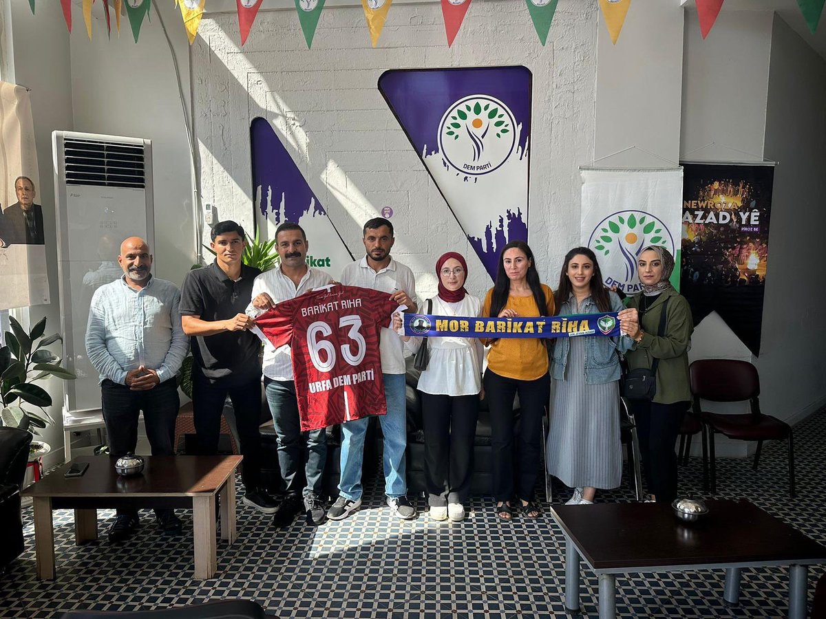 Wek Barîkat Rîha û Barîkat Rîha ya Mor, me serdana Rêxistina Bajêr a Rihayê ya Partiya Demokrat kir û ji bo eleqe û eleqeya wan spasiya wan kir.

Barikat Rıha ve Mor Barikat Rıha olarak Dem Parti Urfa İl Örgütü’ne ziyaret de bulunduk ilgi ve alakalarından dolayı teşekkür ederiz .