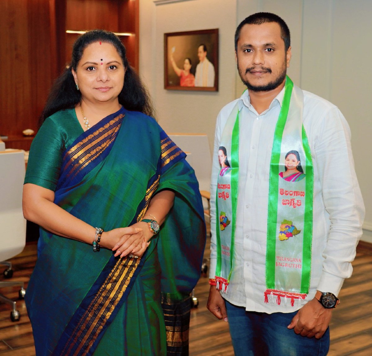 Venkatjagruthi6's tweet photo. తెలంగాణ జాగృతి రాష్ట్ర కార్యవర్గ సమావేశం సందర్భంగా మా అధినేత్రి గౌరవనీయులు శ్రీమతి కల్వకుంట్ల కవితక్క గారితో  జై జాగృతి జై కవిత అక్క @RaoKavitha https://t.co/fxCyk7i7XO