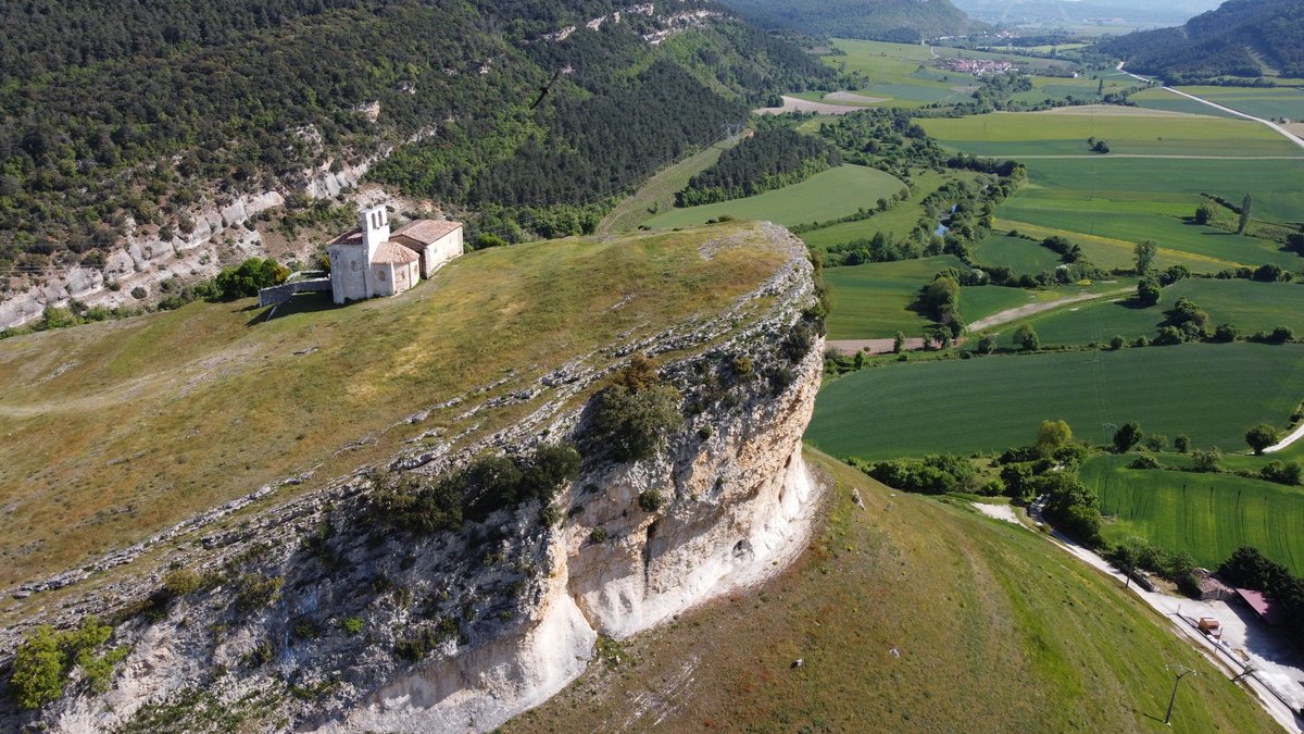 ERMITA DE SAN PANTALEÓN
En la cima de una gran peña con forma de proa de navío se distingue la ermita de San Pantaleón una de las construcciones románicas más originales de todo el románico castellano y preñada de leyendas, como la de situar aquí la presencia del #SantoGrial