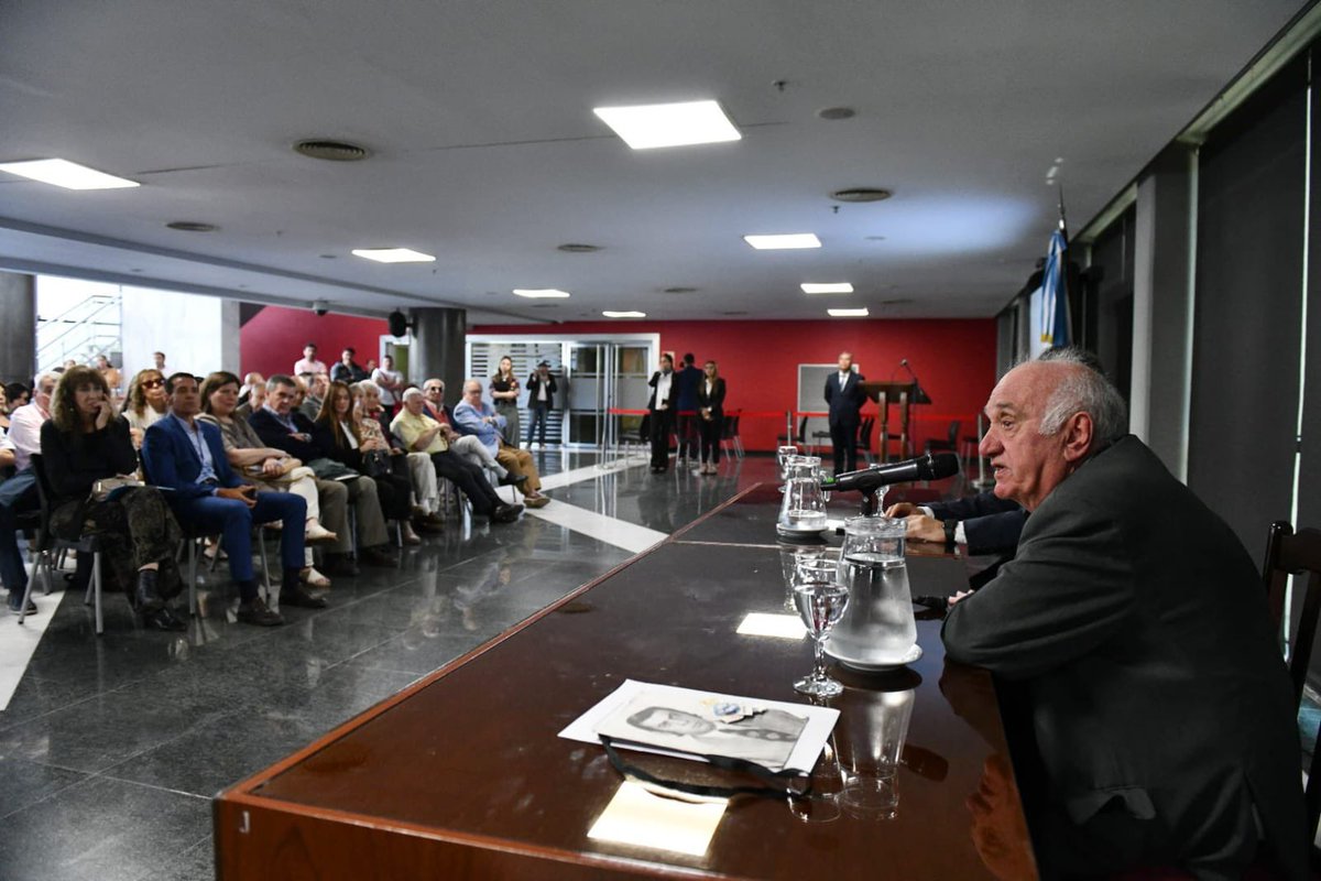 Hoy en la Legislatura homenajeamos al Dr. Alfredo Terraf. Un tipo que se plantó con coraje siendo la voz firme que pidió justicia.

Este homenaje no es mirar hacia atrás. Es recordarnos que la democracia se cuida todos los días.

Fredy Terraf nos mostró que ser valiente es
