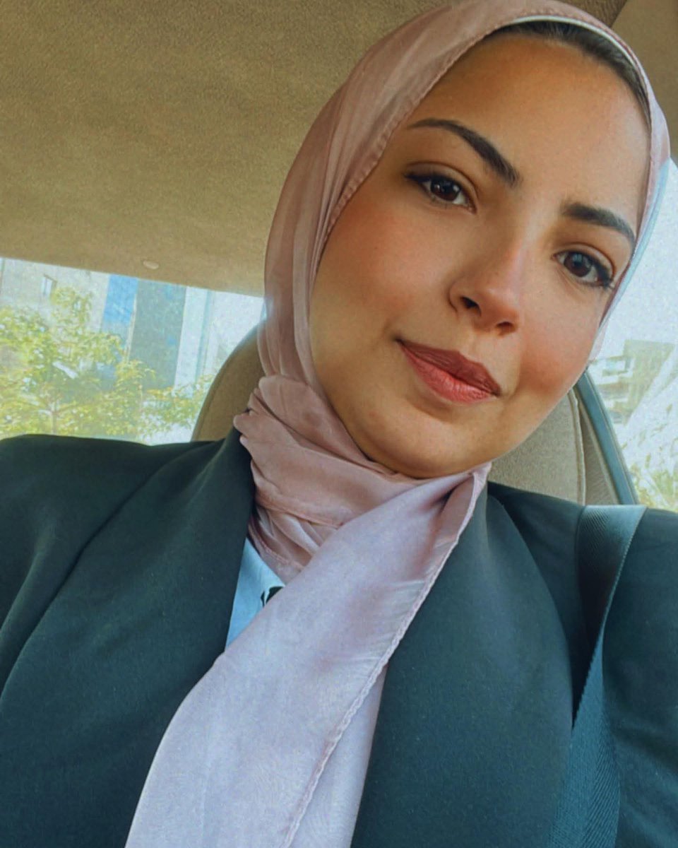 اخت ديوث حاب يسمع رايكم عليها