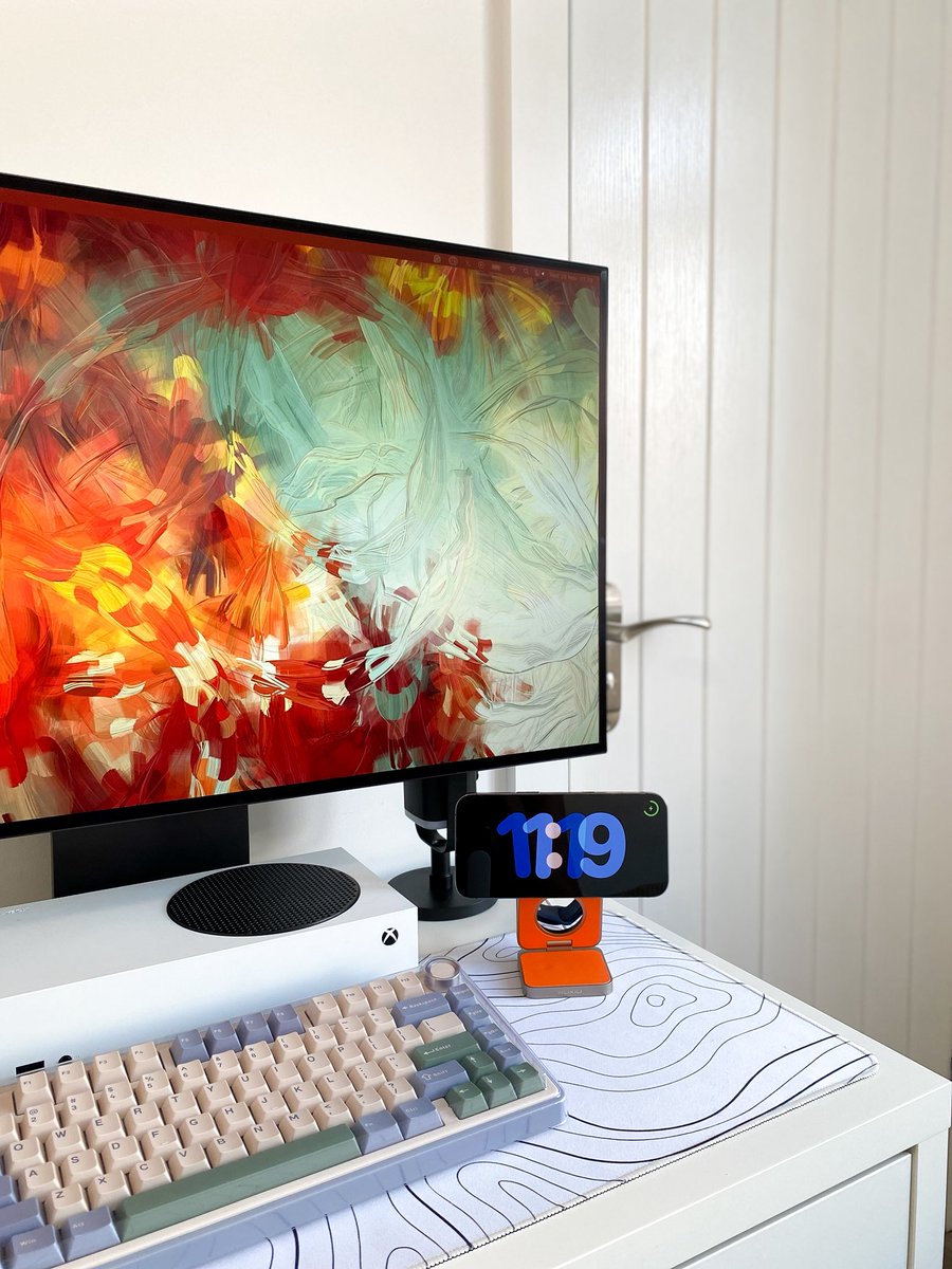 adnevv's tweet photo. cozy season at my desk 🍂🍁
#desksetup https://t.co/LeCZIXtZnp