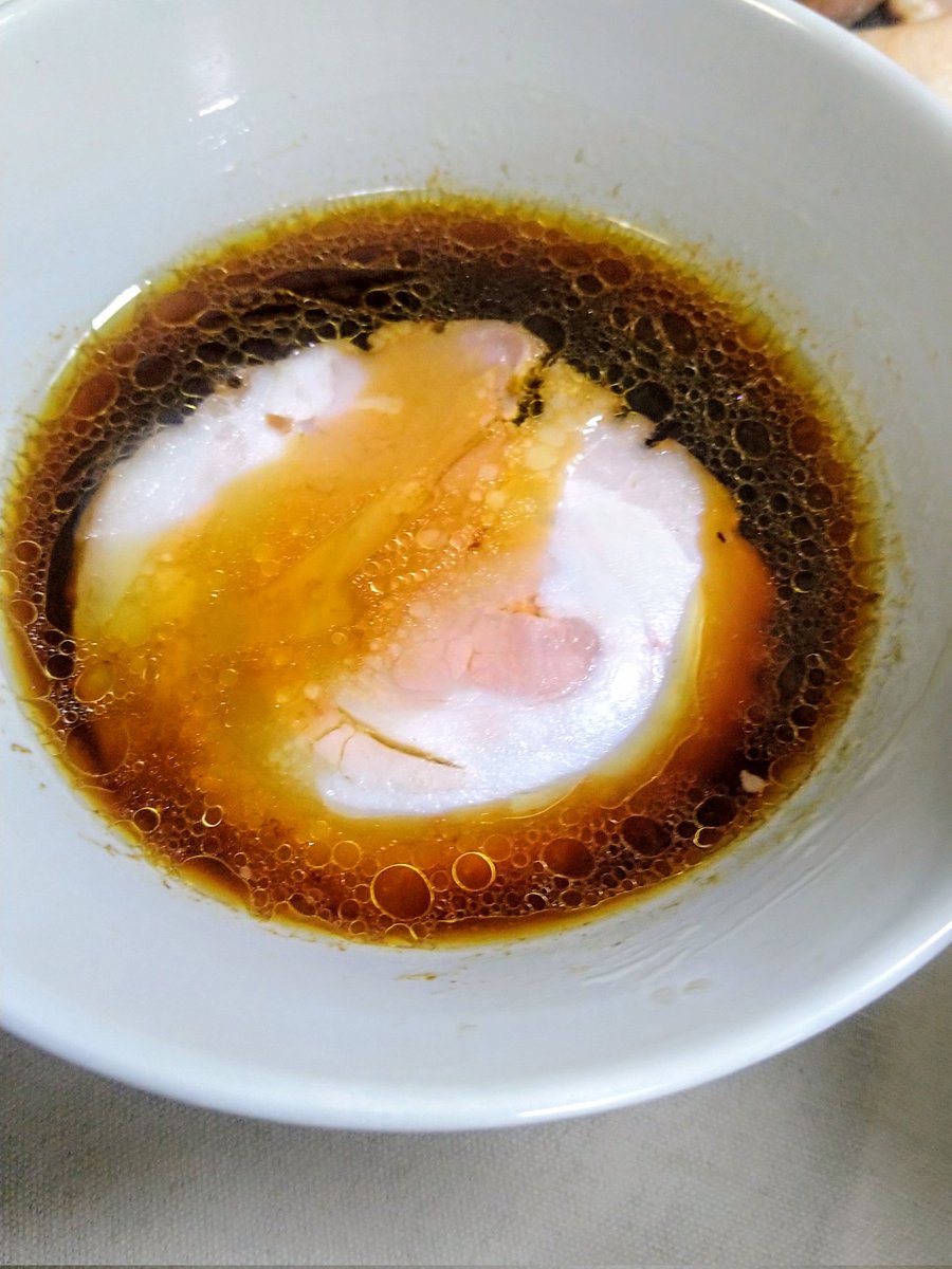 中野ラーメン祭2025でいただいた麺神アレンジ第三弾。昆布水つけ麺です

鶏油が効いたこのスープの味が好きなのでお湯を少なくしただけでじゅうぶん。あえて手は加えてません

麺は8分茹ででわたし的にちょうど。もちもち食感がとてもおいしいです

#ラーメン
#自炊飯
#麺神
#中野ラーメン祭2025