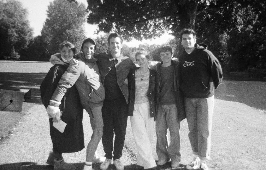 obsessedrwrb's tweet photo. "Hopefully if they ever need, they know they’ve got some older siblings that will always have their back” -Jonathan Bailey
The love of true brothers 💙
Bailey, Thompson & Newton with their younger siblings Will Tilston & Florence Hunt
#Bridgertonsiblings #ABC
#Bridgertonfamily https://t.co/rks2KjN8NF