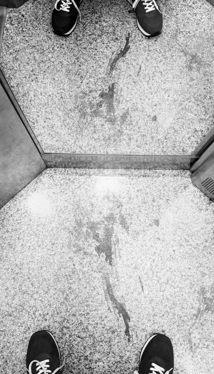 Alonein43672278's tweet image. #photography #blackandwhite #elevator #floor #dirty #mirror #shoes #reflex