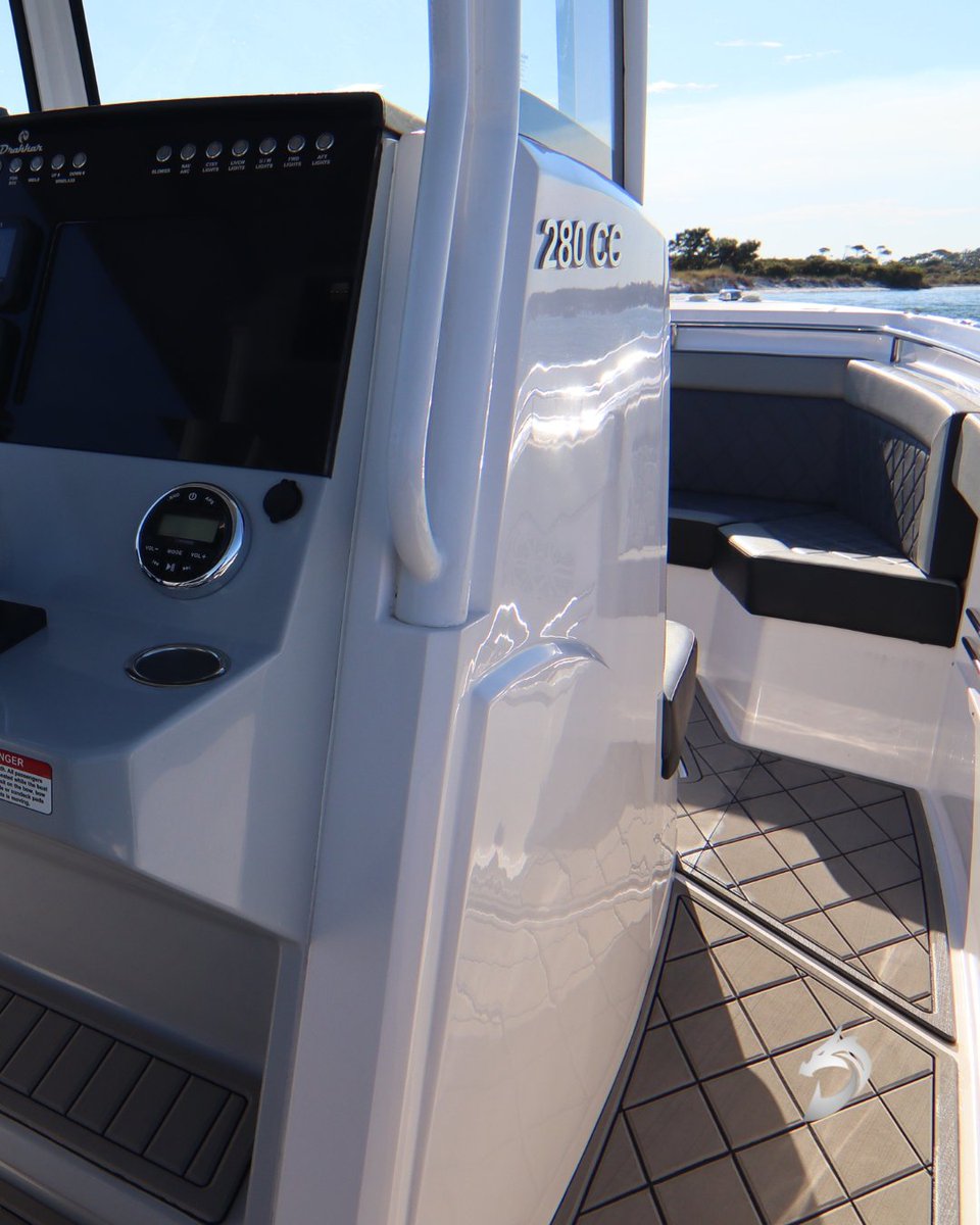 drakkarboats's tweet image. Dual Simrad displays, joystick-ready helm, and wide-angle visibility turn the 280CC console into a smart navigation station, built for clarity, command, and confidence.

Release your inner Viking. Navigate without doubt.

#DrakkarBoats #SeaVision #InnerViking
