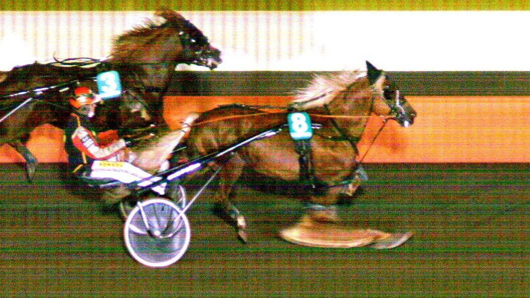 L4: Hartman Rauta lähdön pitkän matkan vahvin oli Hissun Feeniks jolla Tuomas Pakkanen narutteli voiton. Timo Väisänen valmentaa  Tiina Väisäsen hoitamaa oria jonka omistaa Talli Feeniksen Kilta Vieremältä. Kasvattaja on Mikko Väisänen ja voittoaika 25,8, paljon onnea #ravit