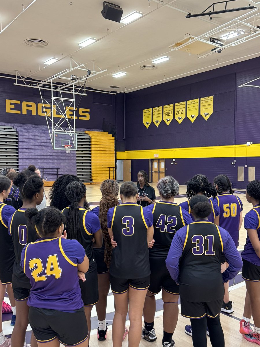 LE_HOOPS's tweet photo. The real MVP @ensley_von came by to speak some kind words on serving the community and helping others. Thank you for being a part of this week’s challenge 😄 and our MVP‼️ @RichardsonHS1 #InIt2Serve #WAWG #TElevateAM #RISDdreamBIG https://t.co/mVo47NEfE8