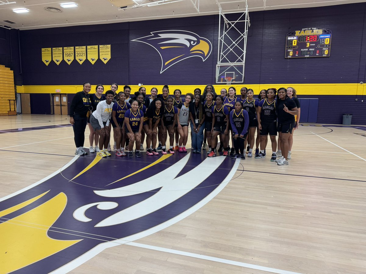 LE_HOOPS's tweet photo. The real MVP @ensley_von came by to speak some kind words on serving the community and helping others. Thank you for being a part of this week’s challenge 😄 and our MVP‼️ @RichardsonHS1 #InIt2Serve #WAWG #TElevateAM #RISDdreamBIG https://t.co/mVo47NEfE8