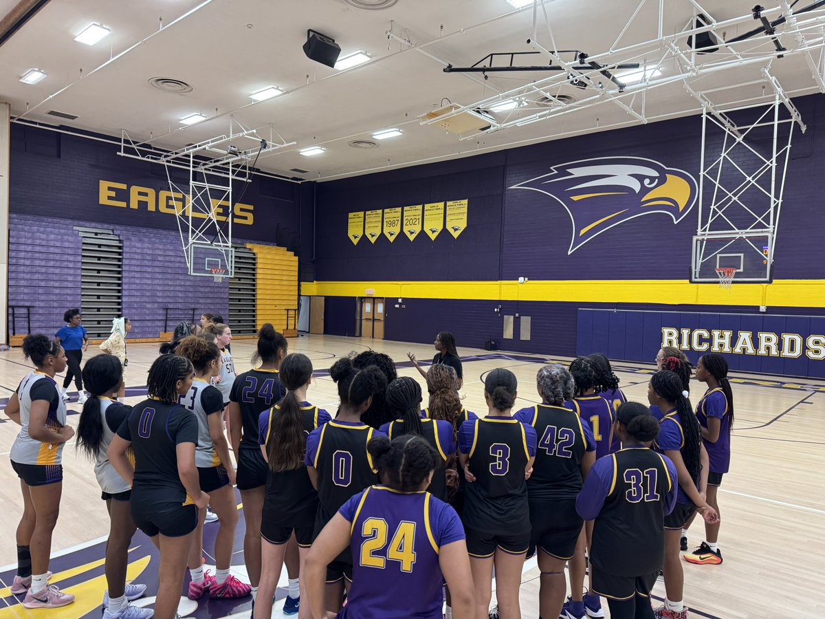 LE_HOOPS's tweet photo. The real MVP @ensley_von came by to speak some kind words on serving the community and helping others. Thank you for being a part of this week’s challenge 😄 and our MVP‼️ @RichardsonHS1 #InIt2Serve #WAWG #TElevateAM #RISDdreamBIG https://t.co/mVo47NEfE8