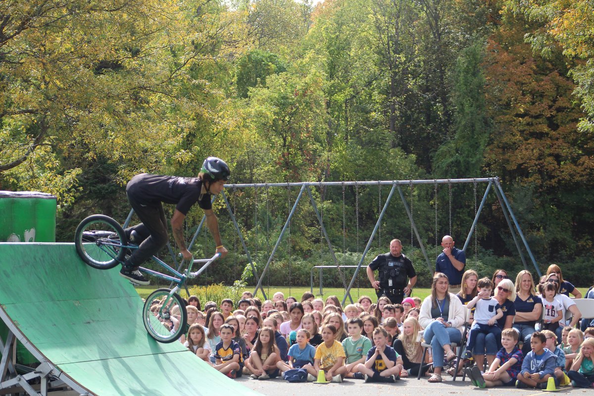 AverillParkCSD's tweet image. This week, PES had an amazing Pride Assembly, with an important anti-bullying message through the 3 R’s: Recognize, Respond, Report &amp;amp; incredible BMX tricks!
Thank you to Dial Action Sports, our PTA, dedicated staff and students for making it a success. #AP_EveryStudentEveryDay