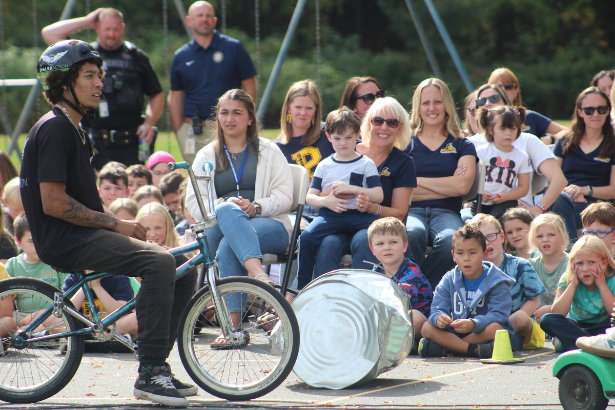 AverillParkCSD's tweet image. This week, PES had an amazing Pride Assembly, with an important anti-bullying message through the 3 R’s: Recognize, Respond, Report &amp;amp; incredible BMX tricks!
Thank you to Dial Action Sports, our PTA, dedicated staff and students for making it a success. #AP_EveryStudentEveryDay