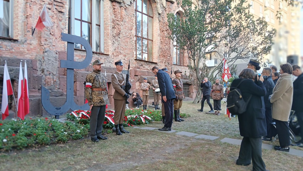 🇵🇱 Przed Redutą Banku Polskiego, w przededniu 8⃣1⃣.  rocznicy zakończenia Powstania Warszawskiego, upamiętniliśmy ofiary heroicznego zrywu.