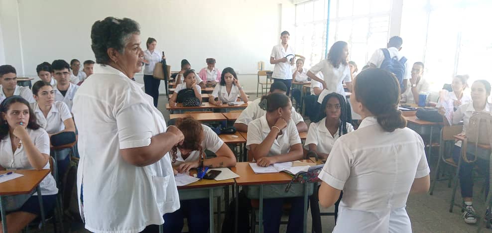 ✊🏻🇨🇺Se desarrolló en en día de ayer el Acto de Ingreso a la Federación estudiantil universitaria y las elecciones del Primer año de la carrera de Medicina en la #UCMPinar
