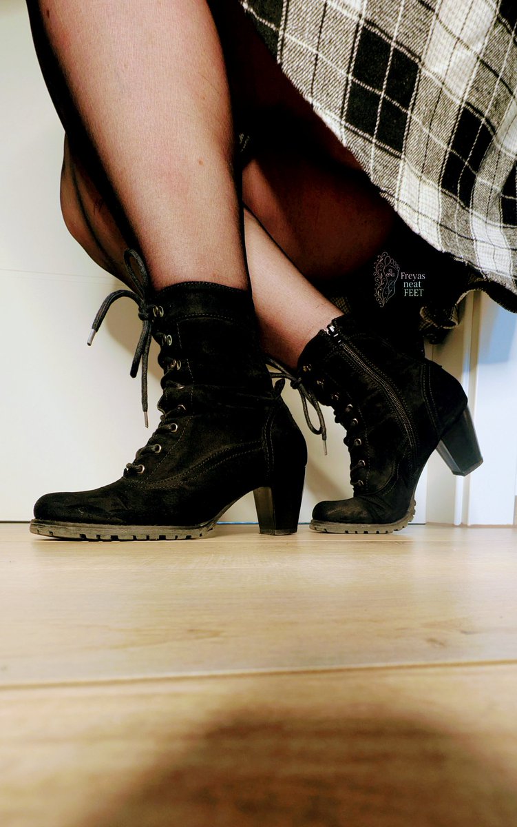 FreyasNeatFeet's tweet image. Ist euch auch so kalt? Dann hier etwas heißes ❤️‍🔥😉

#stiefelliebe #schnürstiefel #boots
#shoelover #strumpfhose #nylons
#minirock #miniskirt #fussliebe #feet
#feetqueen #kinkyfeet #fussbilder 
#foryou #feetgirl #fussmodel