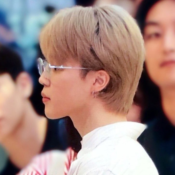 pjmasart's tweet photo. Park Jimin as "Girl with a Pearl Earring" by Johannes Vermeer, 1665 https://t.co/EA7osaXddR