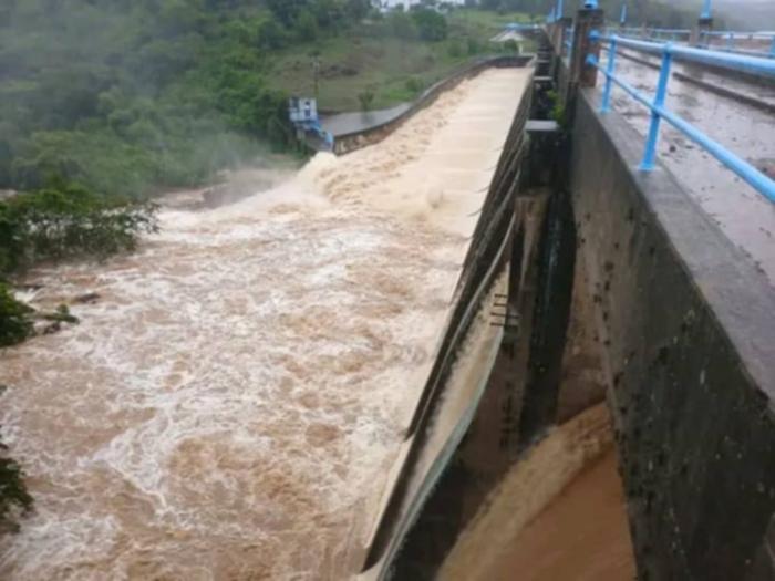 ‼️Intensas lluvias dejan dos fallecidos e igual número de desaparecidos en Santiago de Cuba.

Las intensas lluvias asociadas a la Tormenta Tropical Imelda causaron, entre otras afectaciones, derrumbes en viviendas que provocaron la muerte de dos personas.

acortar.link/U15fbH