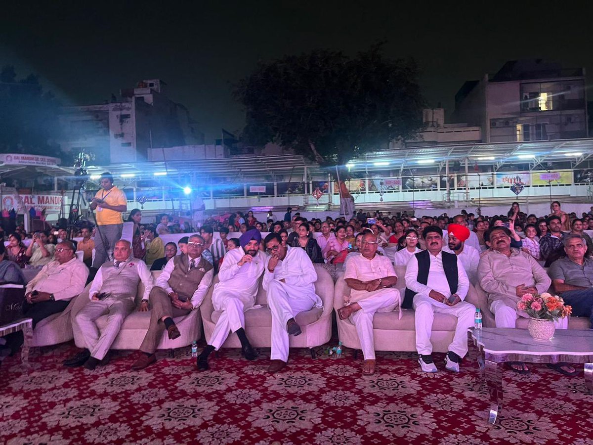 आज बाल मंदिर सीनियर सेकेंडरी स्कूल में आयोजित भव्य रामलीला महोत्सव में शामिल होने का अवसर मिला।कार्यक्रम में श्री नसीब सिंह जी भी उपस्थित रहे।

मर्यादा पुरुषोत्तम भगवान श्री राम के आदर्श हम सभी को सद्मार्ग पर चलने की प्रेरणा देते रहेंगे।