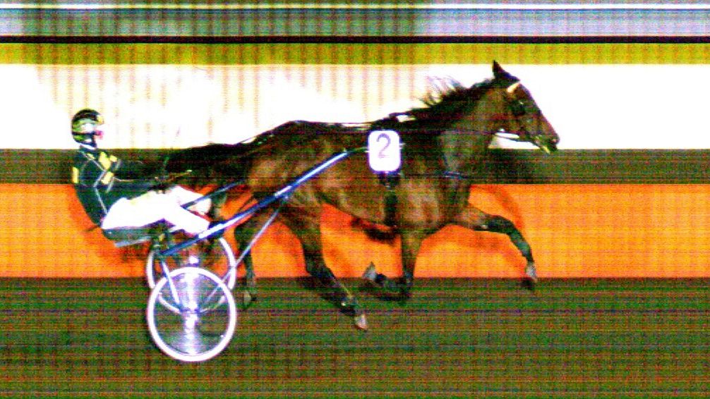 L5: Valtra lähdön vei näytöstyyliin kotiradan  Mama Rock, <a href="/HannuTorvinen/">Hannu Torvinen</a> ohjissa.  Tuomas Korvenoja valmentaa ja Kotihalli Oy Helsingistä on omistaja ja kasvattaja. Melanie Ingman hoitaa tammaa jonka voittoaika oli 16,6, tosi paljon onnea koko jengille #ravit