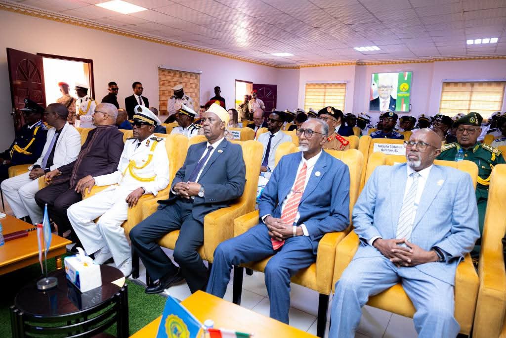 "Xeebteenna ka faaidaysigeedu waa mid ahmiyad gaar ah u leh inaga iyo caalamkaba" Wasiirka Arrimaha Guddaha JSL.
Link:facebook.com/share/v/1Cpt1F…