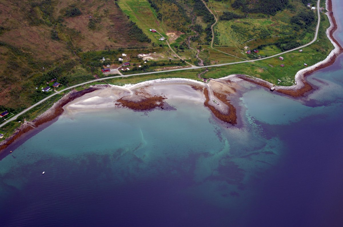 Islands scattered like pearls across the sea, each with its own horizon and silence.
The ocean shifts in color — deep blue, silver, and green — wrapping the land in constant change.
In Karlsøy, nature feels both endless and intimate, raw and gentle at the same time.
#Nature
