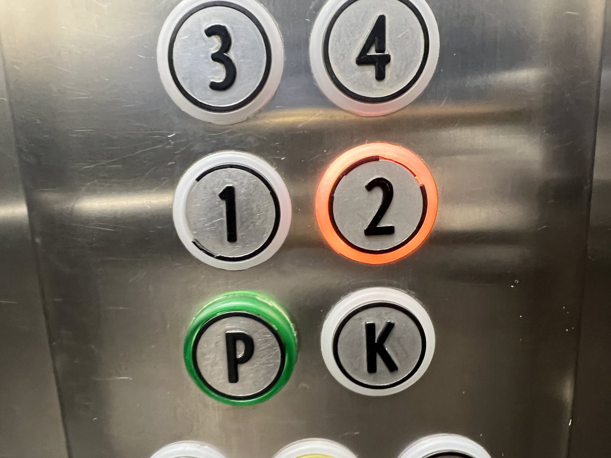 Äsken tapahtui jotain merkillistä, kun hissiin astui noin 11-vuotias poika. Hän ei pelkästään katsonut silmiin ja tervehtinyt oma-aloitteisesti, vaan lausui myös ”ILTAA!”. 😃😍