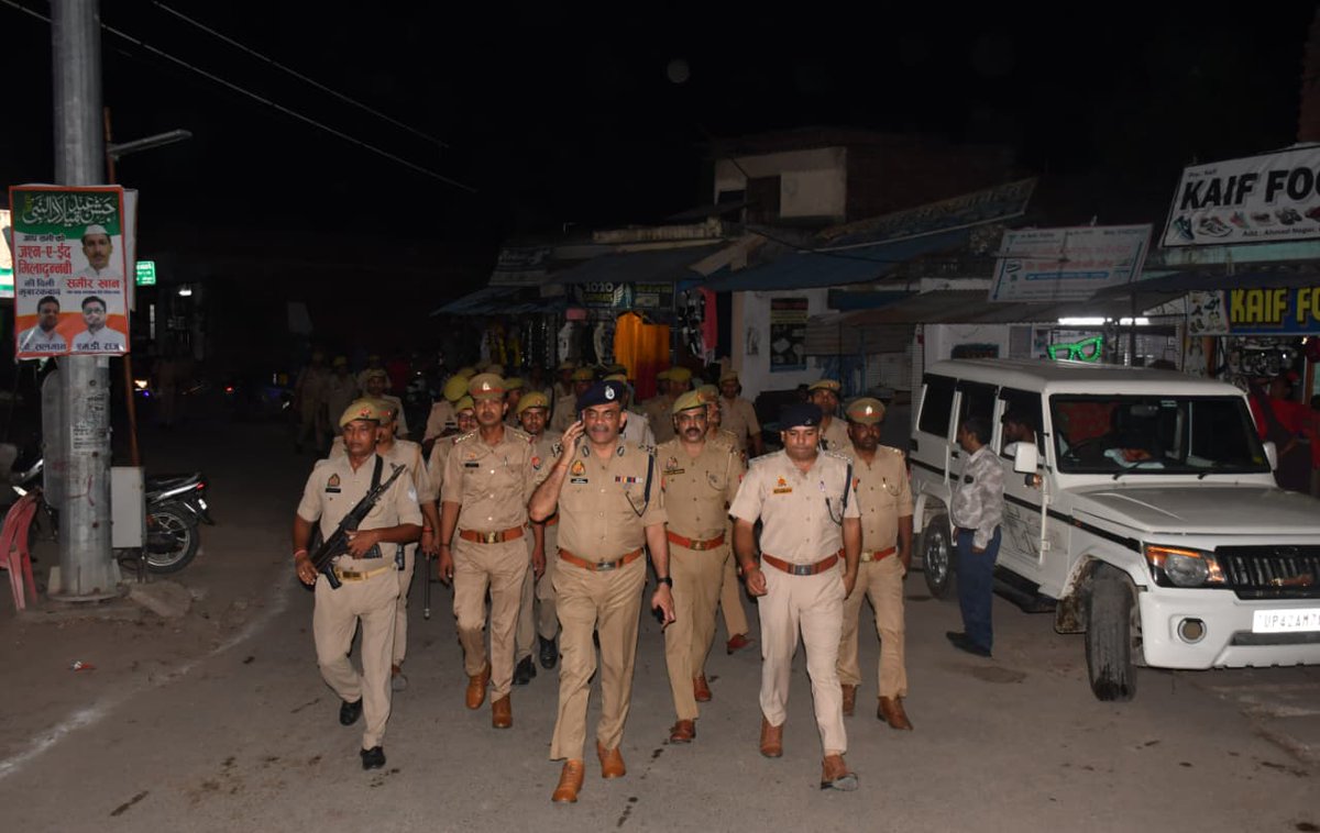 ayodhya_police's tweet photo. नवरात्रि पर्व व कानून-व्यवस्था के दृष्टिगत #IGrangeAyodhya द्वारा पुलिस बल के साथ थाना पूराकलन्दर अंतर्गत भदरसा में पैदल गश्त किया गया व शांति व सौहार्द बनाए रखने सम्बन्धित को दिये आवश्यक दिशा निर्देश। #UPPolice #ayodhyapolice https://t.co/6lN6L66Mwi