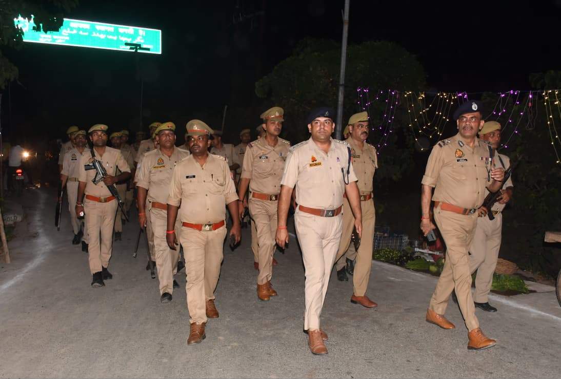 ayodhya_police's tweet photo. नवरात्रि पर्व व कानून-व्यवस्था के दृष्टिगत #IGrangeAyodhya द्वारा पुलिस बल के साथ थाना पूराकलन्दर अंतर्गत भदरसा में पैदल गश्त किया गया व शांति व सौहार्द बनाए रखने सम्बन्धित को दिये आवश्यक दिशा निर्देश। #UPPolice #ayodhyapolice https://t.co/6lN6L66Mwi