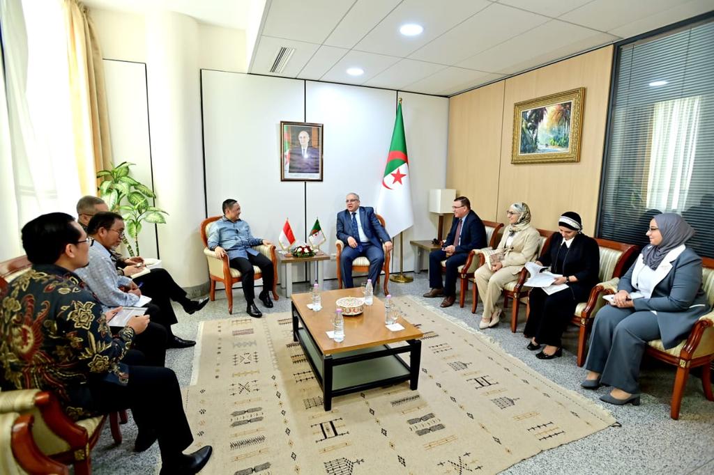 استقبل الأمين العام لوزارة الشؤون الخارجية، السيد لوناس مقرمان، الفاتح من أكتوبر 2025، السيد محمد أنيس ماتا، نائب وزير الشؤون الخارجية لجمهورية اندونيسيا، الذي يقوم بزيارة عمل للجزائر من 30 سبتمبر إلى 03 أكتوبر.
🇩🇿🇮🇩
للإطلاع على البيان كاملا عبر الرابط:
facebook.com/share/p/19z11S…