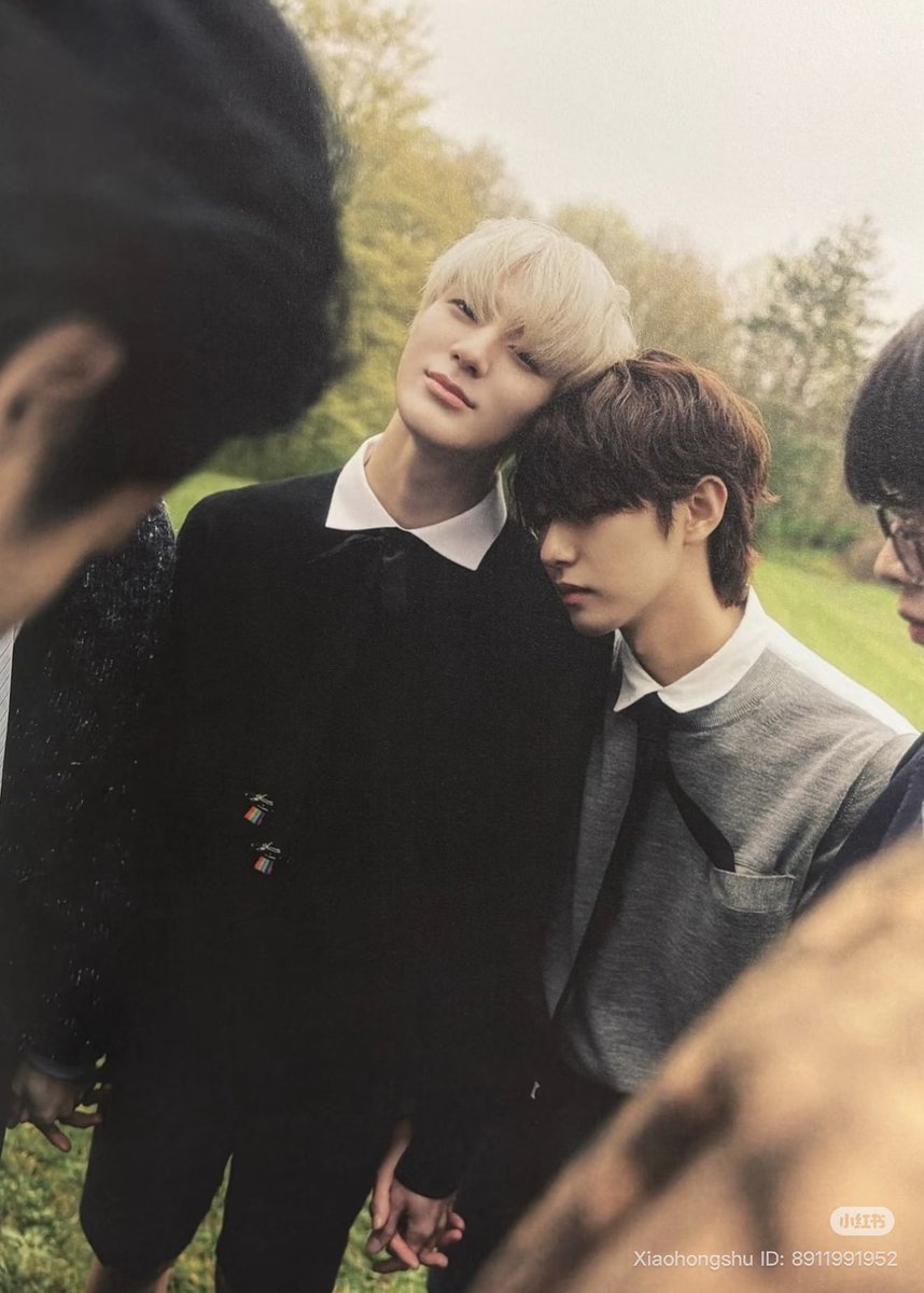 jenrenbot's tweet photo. jjun fits right into jjed’s neck 🥺 https://t.co/WQeoHc3xPU
