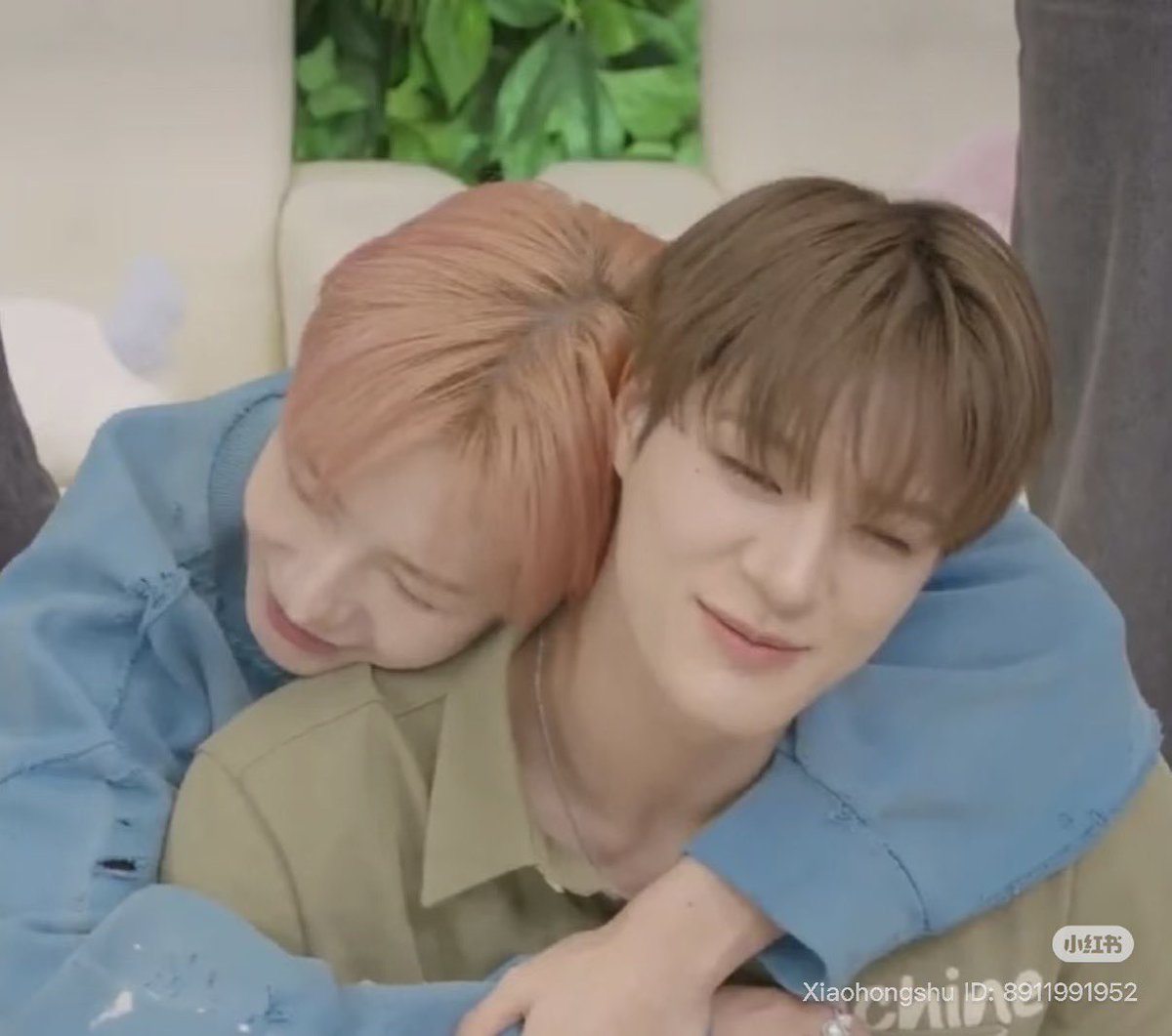 jenrenbot's tweet photo. jjun fits right into jjed’s neck 🥺 https://t.co/WQeoHc3xPU